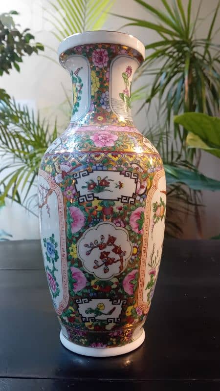 Stunning Hand-Painted Chinese Porcelain Famille Rose Vase 1