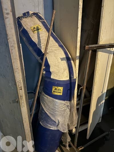boxing bag with structure steel معدات بوكسينغ للبيع (كيس + هيكل حديد)