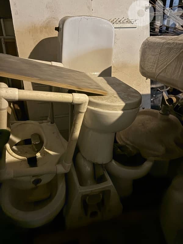 4-5 toilette seat •	٤–٥ مقاعد تواليت للبيع 1