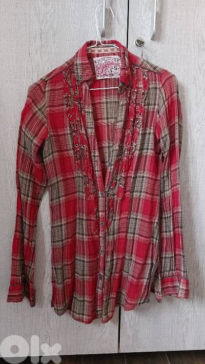 Small shirt, with frills and snap buttons.