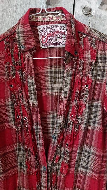 Small shirt, with frills and snap buttons. 1