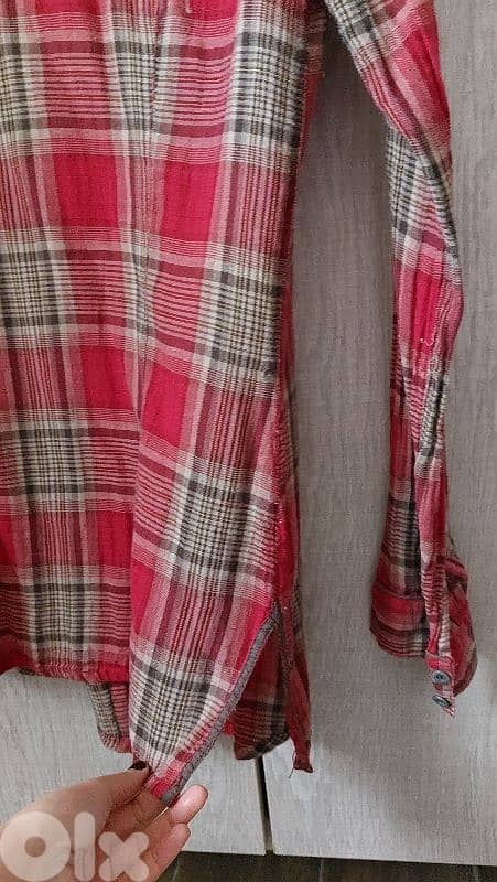 Small shirt, with frills and snap buttons. 2