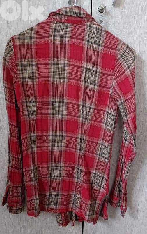 Small shirt, with frills and snap buttons. 3