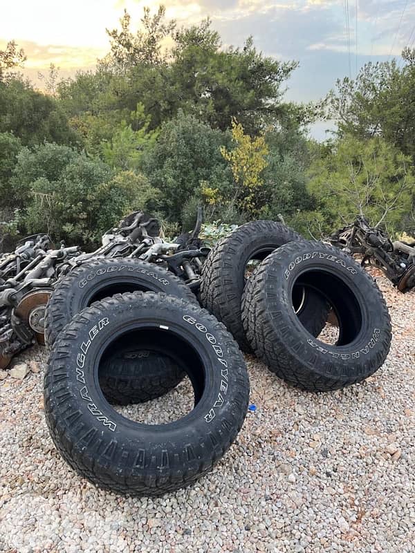 285/70/17 Goodyear - wrangler - duratrac 2