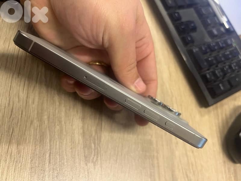 16 pro 512 GB 93% battery 3