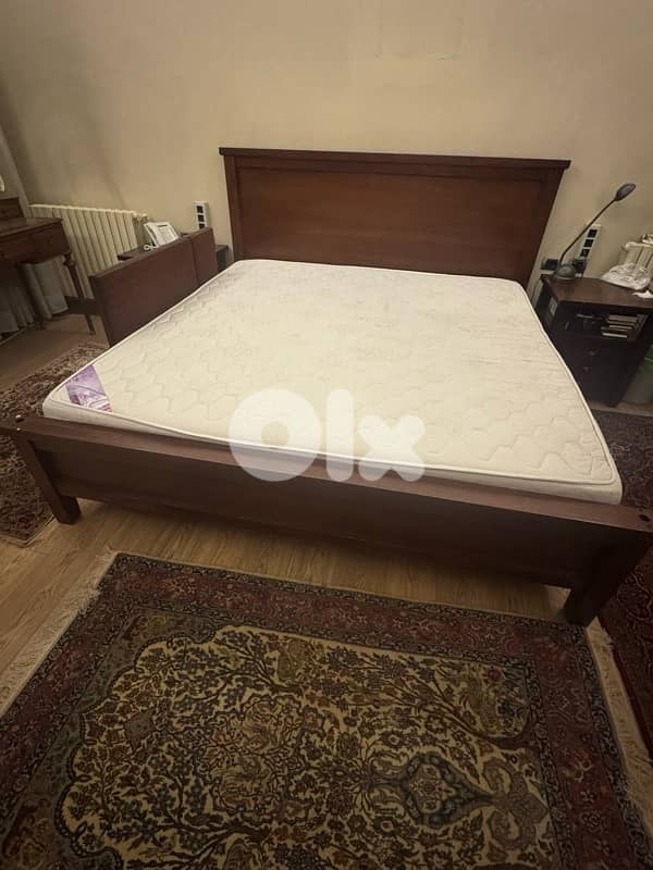 سرير خشبي أنيق مع طاولتين جانبيتين وفرشة FOMA بحالة ممتازة 0