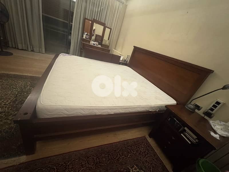 سرير خشبي أنيق مع طاولتين جانبيتين وفرشة FOMA بحالة ممتازة 2