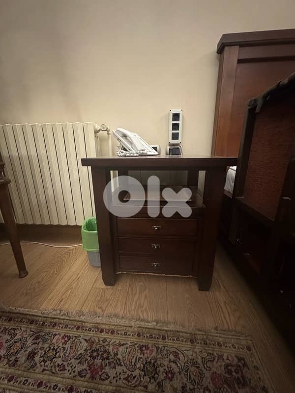 سرير خشبي أنيق مع طاولتين جانبيتين وفرشة FOMA بحالة ممتازة 3