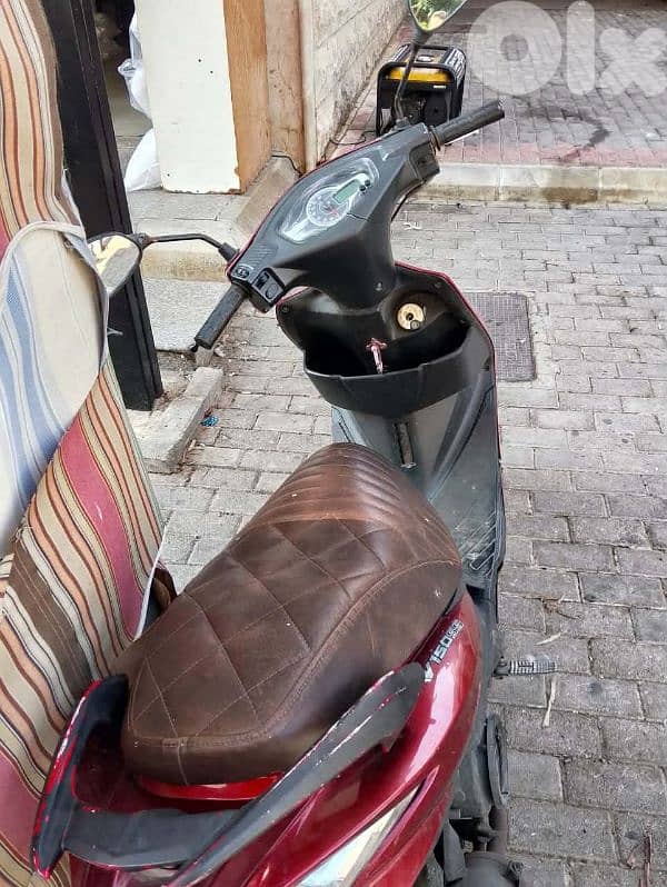 موتسيك للبيع V150 نضيف معو وراق موجود بعاليه 2