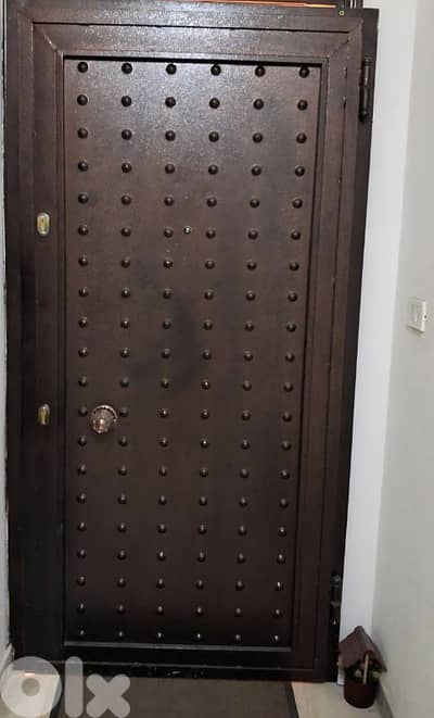 باب حديد.     steel door