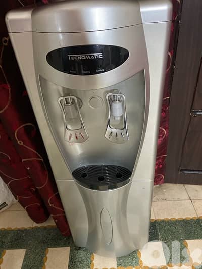 براد مياه بحالة جيدة