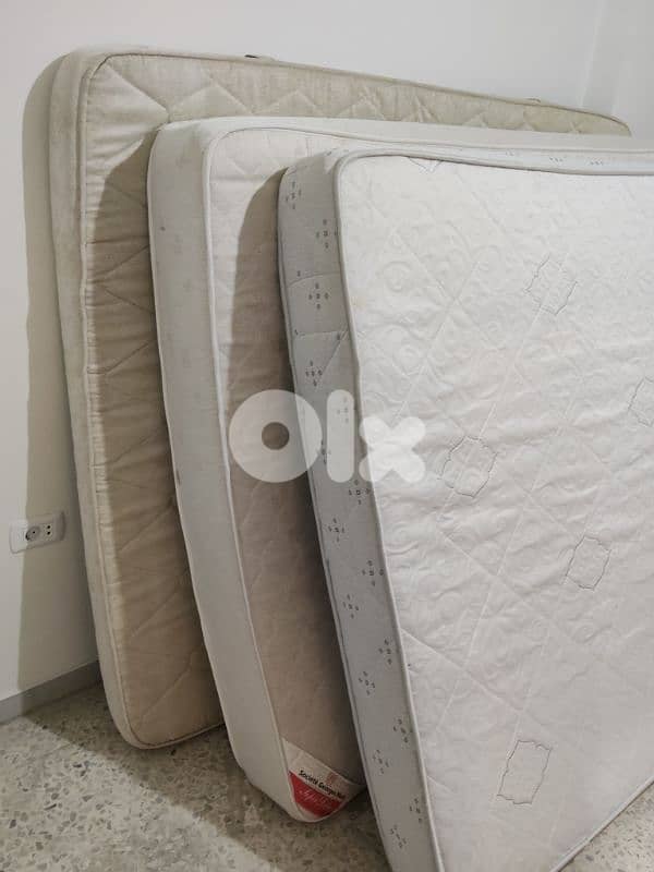 3 فرشات مجوز 160 بحاله جيده جدا كل وحده سعر في ب 30 وفي ب 50 في ب  70ه 1