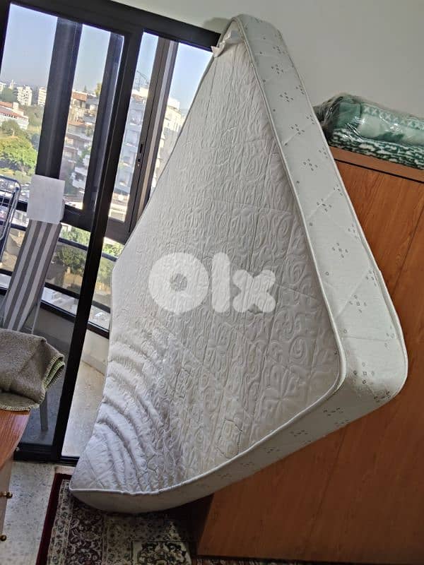 3 فرشات مجوز 160 بحاله جيده جدا كل وحده سعر في ب 30 وفي ب 50 في ب  70ه 2