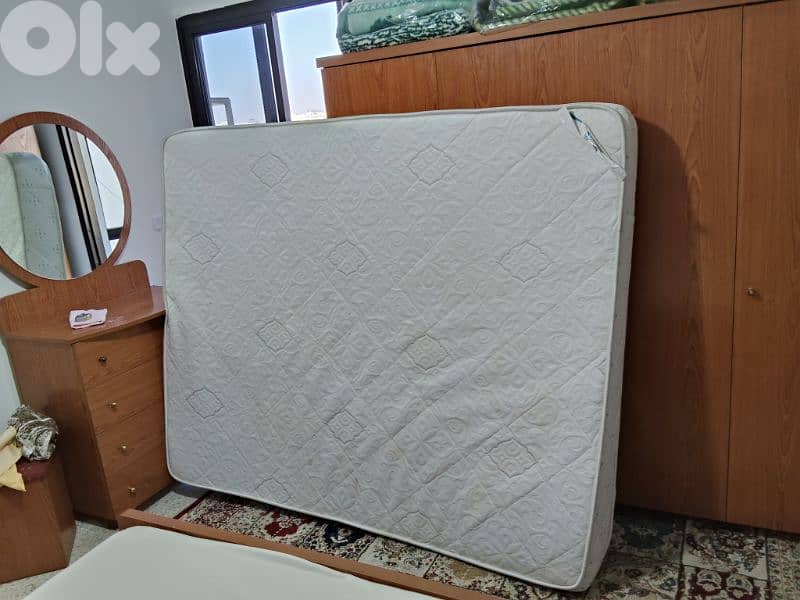 3 فرشات مجوز 160 بحاله جيده جدا كل وحده سعر في ب 30 وفي ب 50 في ب  70ه 3