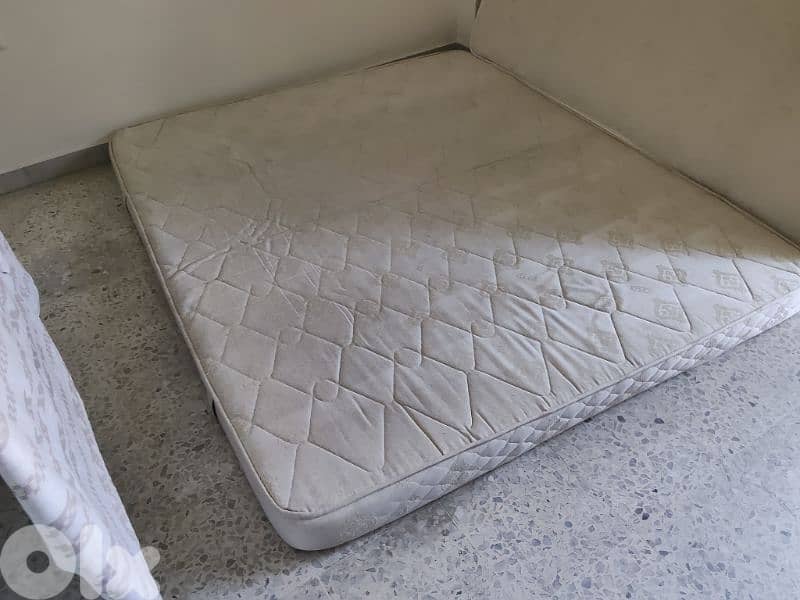 3 فرشات مجوز 160 بحاله جيده جدا كل وحده سعر في ب 30 وفي ب 50 في ب  70ه 6