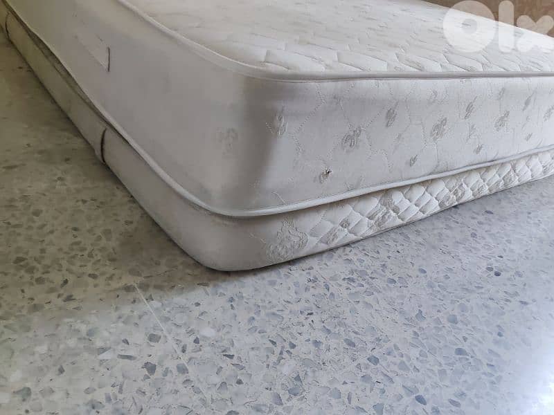 3 فرشات مجوز 160 بحاله جيده جدا كل وحده سعر في ب 30 وفي ب 50 في ب  70ه 7