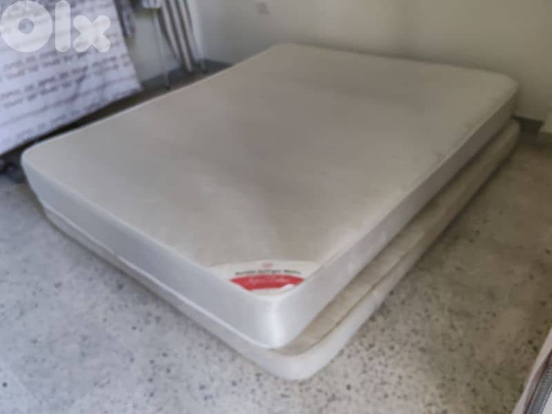 3 فرشات مجوز 160 بحاله جيده جدا كل وحده سعر في ب 30 وفي ب 50 في ب  70ه 8