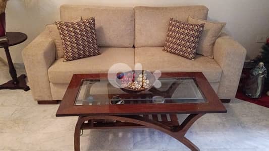 Sofa and coffee table - Excellent condition