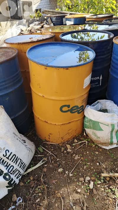 براميل 10 تنكات للبيع يوجد 20 برميل