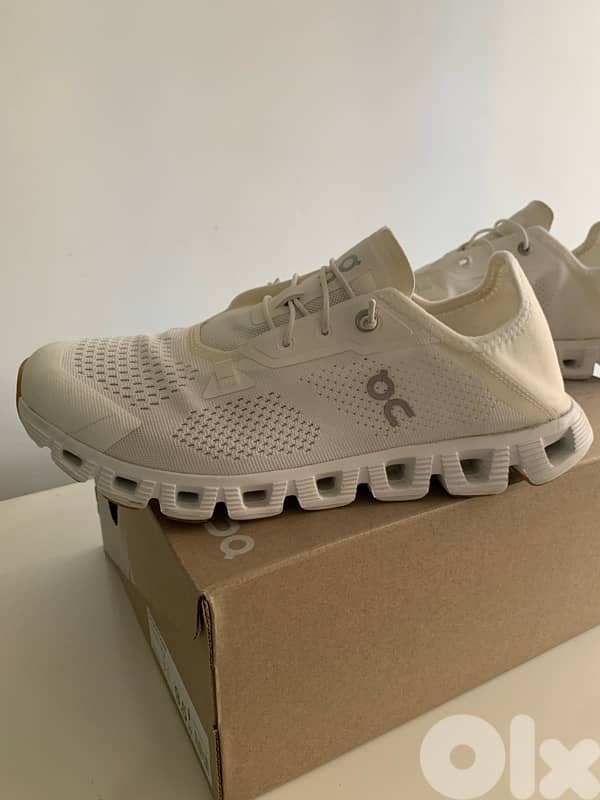 On Cloud 5 Coast Women Lifestyle Shoes size 41 EU 9.5 US - White/White 0