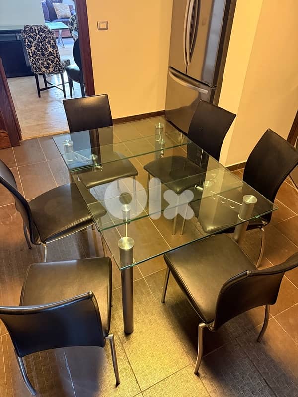 kitchen table and it’s chairs 0