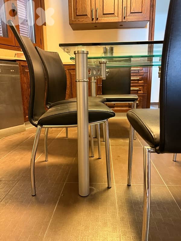 kitchen table and it’s chairs 3