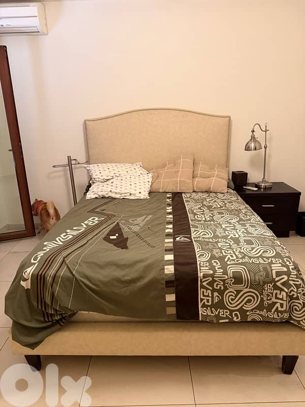 bed in white with head stand 0