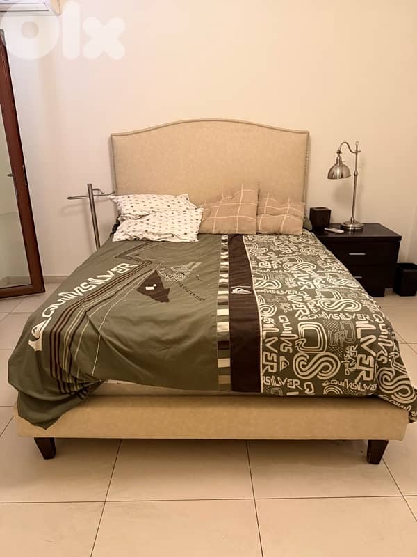 bed in white with head stand 1