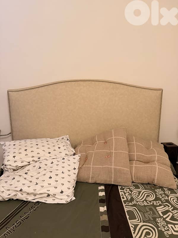 bed in white with head stand 2