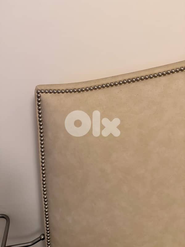 bed in white with head stand 3