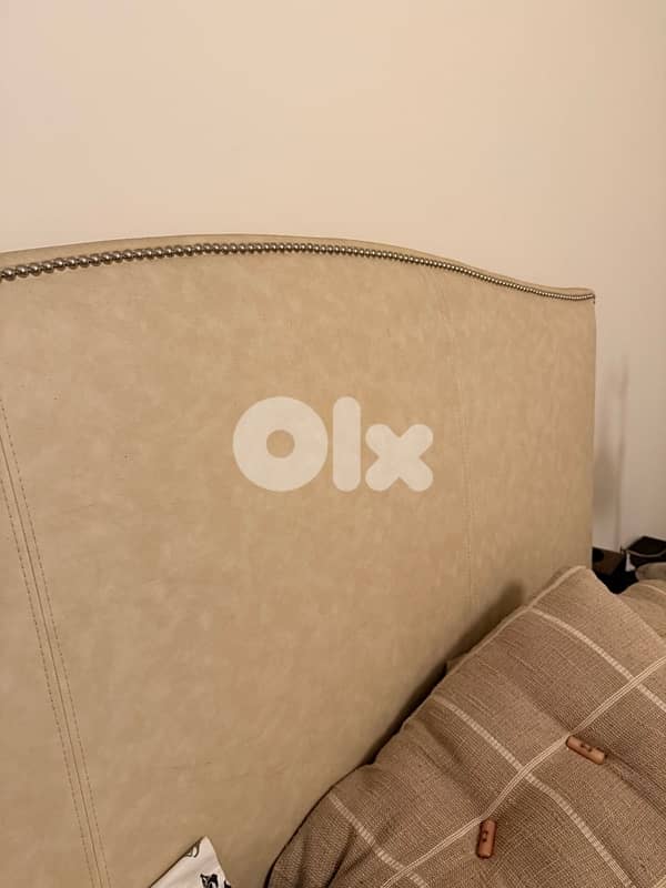 bed in white with head stand 4