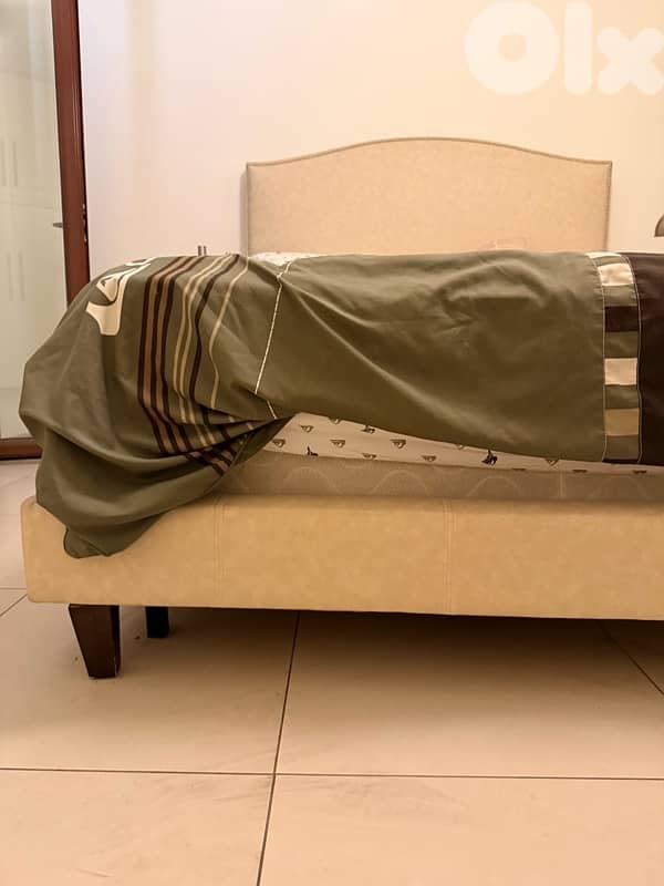 bed in white with head stand 5