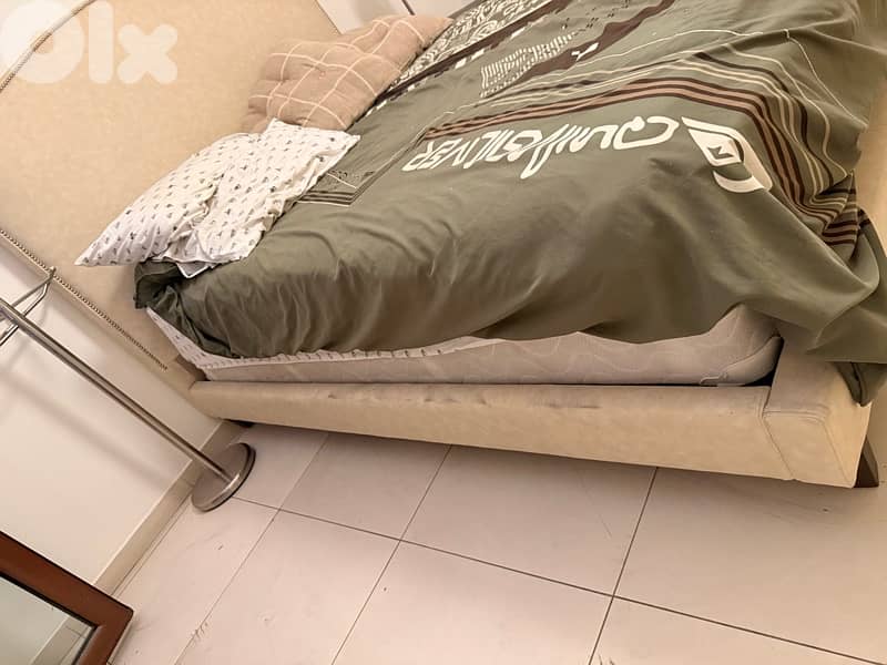 bed in white with head stand 6