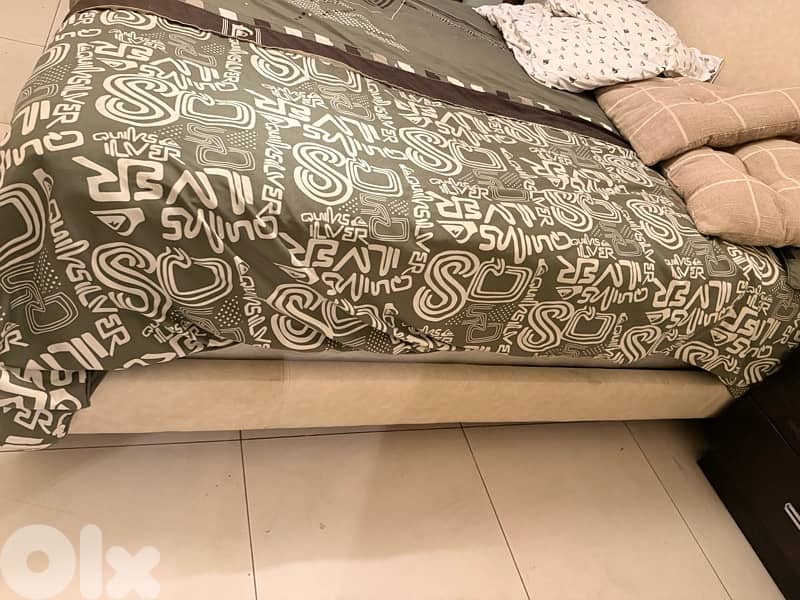 bed in white with head stand 7