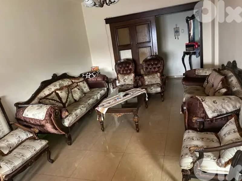 صالون كامل مع طاولات  مع سفرة كبيرة و كراسي  مع كومندينا و مراية + 1