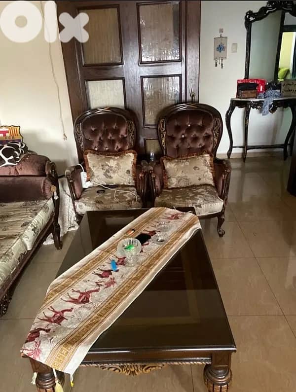 صالون كامل مع طاولات  مع سفرة كبيرة و كراسي  مع كومندينا و مراية + 2