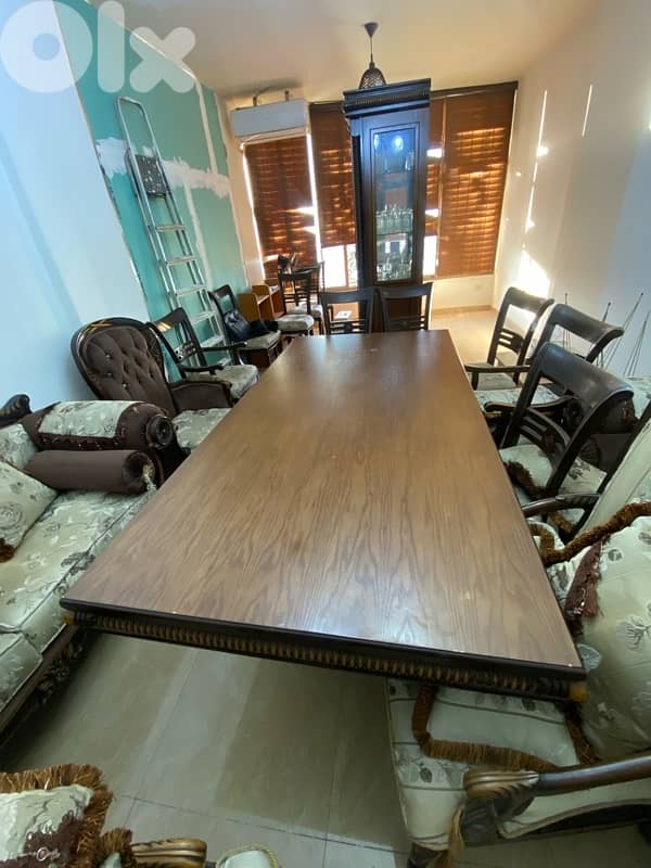 صالون كامل مع طاولات  مع سفرة كبيرة و كراسي  مع كومندينا و مراية + 3