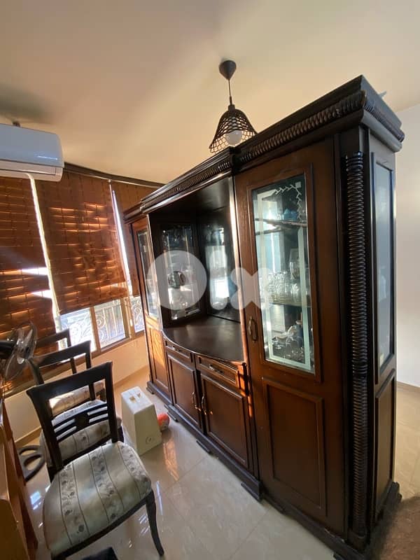 صالون كامل مع طاولات  مع سفرة كبيرة و كراسي  مع كومندينا و مراية + 4