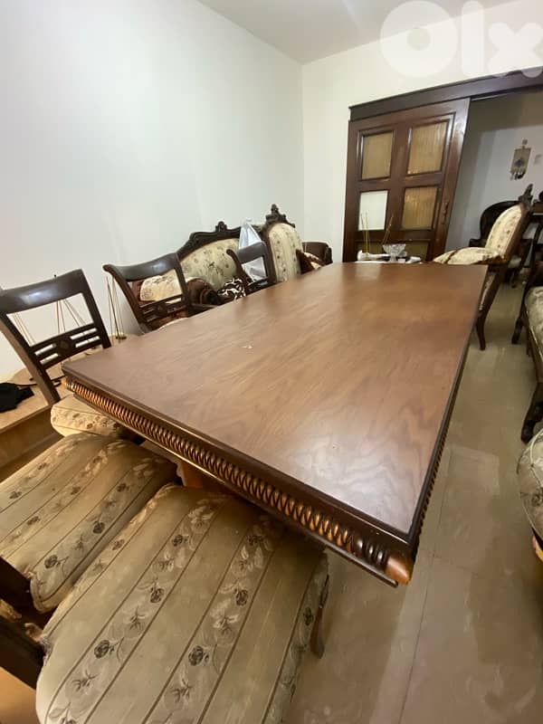 صالون كامل مع طاولات  مع سفرة كبيرة و كراسي  مع كومندينا و مراية + 5