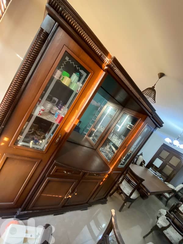 صالون كامل مع طاولات  مع سفرة كبيرة و كراسي  مع كومندينا و مراية + 6