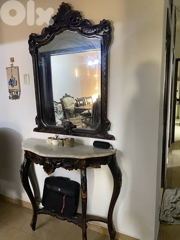 صالون كامل مع طاولات  مع سفرة كبيرة و كراسي  مع كومندينا و مراية + 7