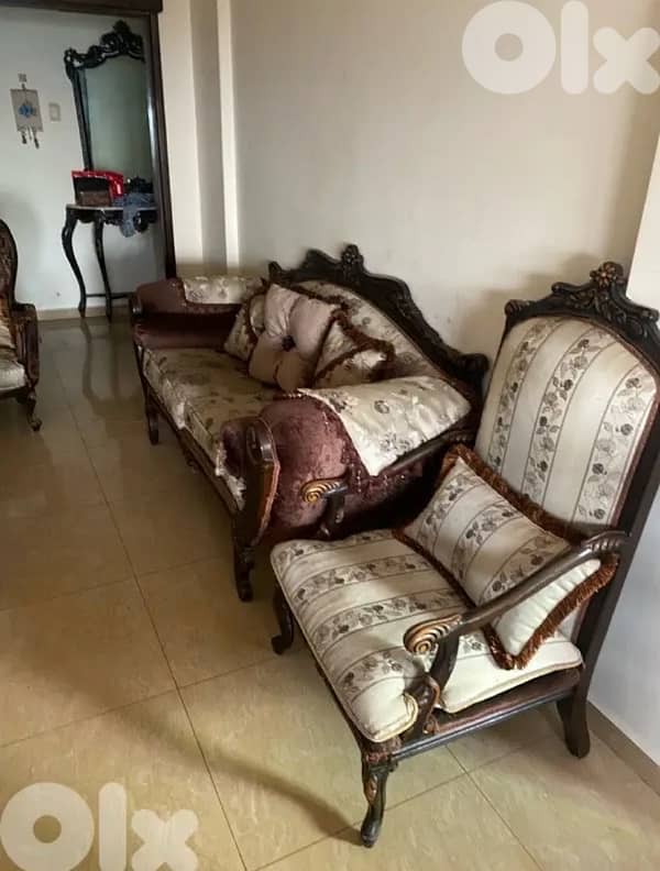 صالون كامل مع طاولات  مع سفرة كبيرة و كراسي  مع كومندينا و مراية + 8