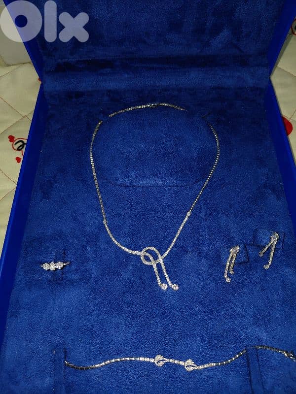 طقم ذهب أبيض 18K مرصّع بالألماس + شهادات 0