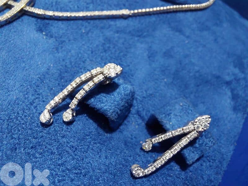طقم ذهب أبيض 18K مرصّع بالألماس + شهادات 4