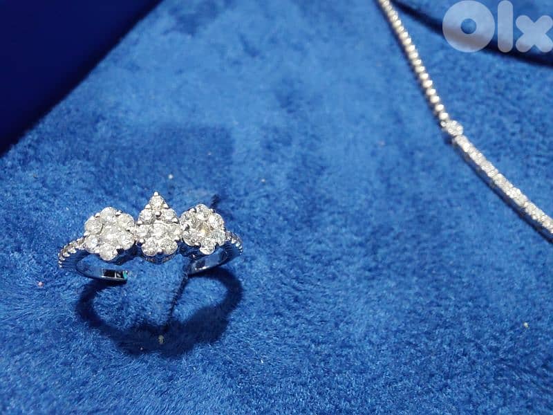 طقم ذهب أبيض 18K مرصّع بالألماس + شهادات 5