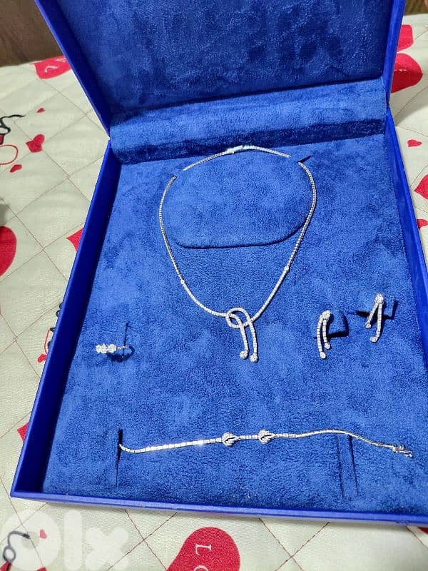 طقم ذهب أبيض 18K مرصّع بالألماس + شهادات 6