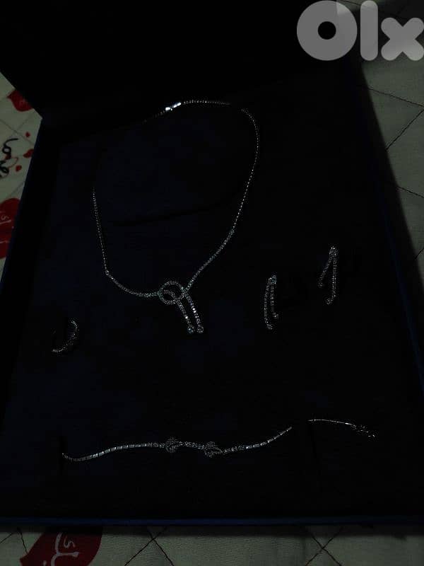 طقم ذهب أبيض 18K مرصّع بالألماس + شهادات 7