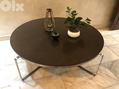 centre table in excellent condition, 160$