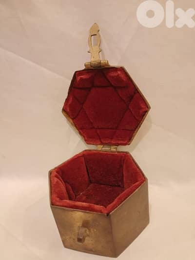 صندوق أوروبي قديم نحاس