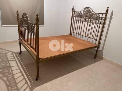 antiques princess bed + chandelier